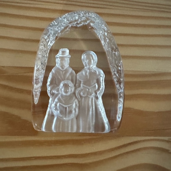 Cristal d’ Arques France 24% Genuine Lead Crystal Caroler’s & Bells Paperweight. - Picture 11 of 12